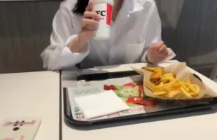 kfc��ڨ�����Ϲ���绰һֱƭ��������ñ [00:08:18]